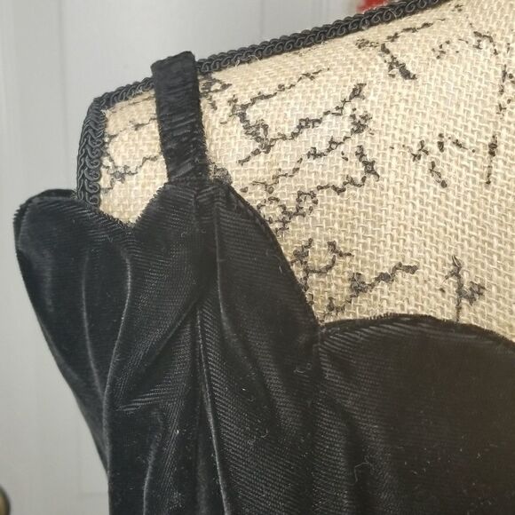 Bee Darlin | Vintage Velvet Scalloped Neck Dress - Picture 6 of 8